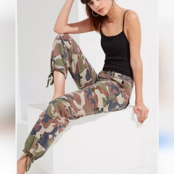 Urban Outfitters Authentic Camo Cargo Pants 8 Ankle Ties Pockets Grunge - Picture 1 of 9